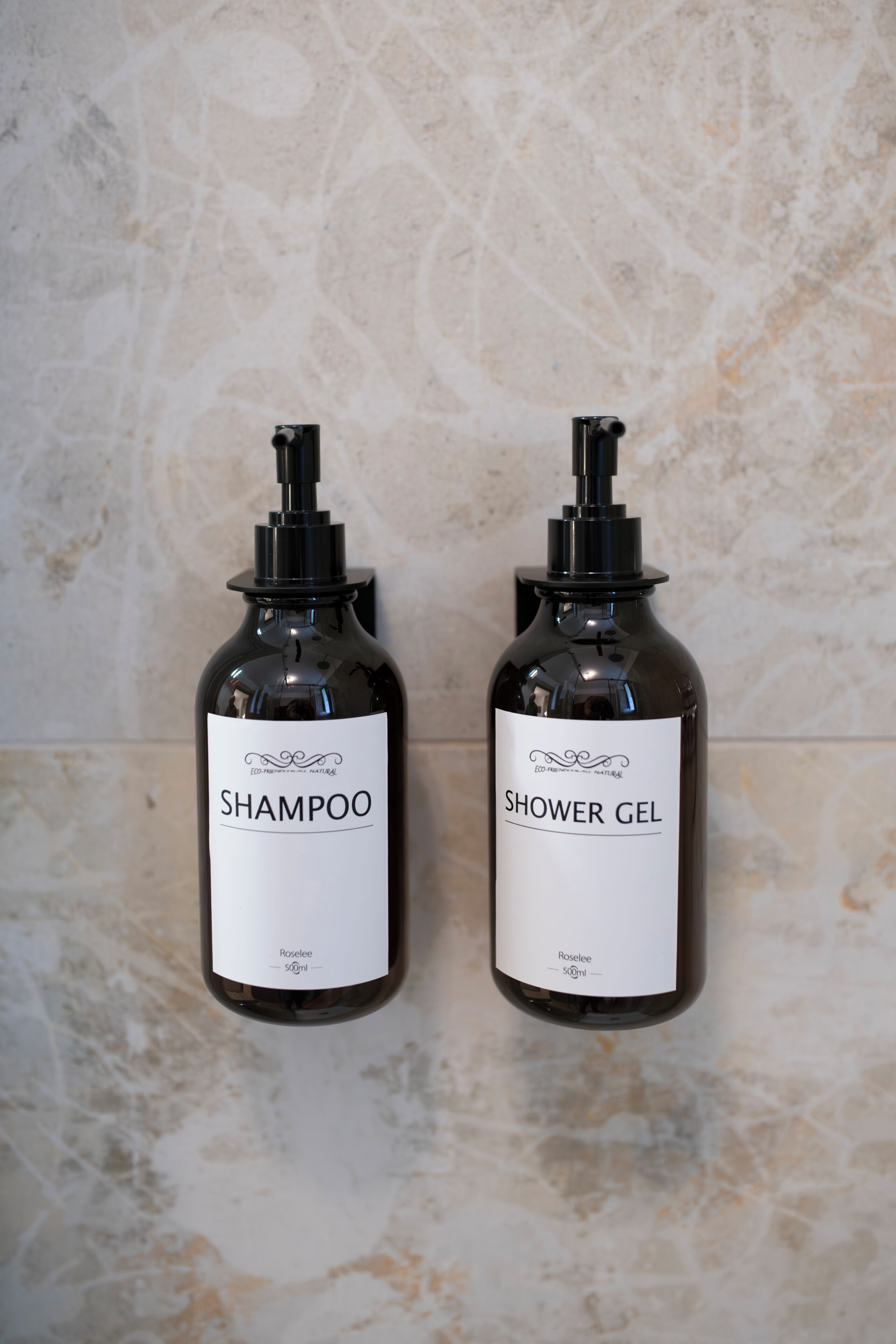 Douche, sèche-cheveux, bidet, serviettes fournies