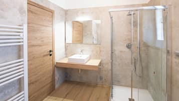 Een douche, een haardroger, een bidet, handdoeken
