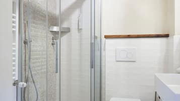 Doppia Classic, vista giardino | Bagno | Doccia, set di cortesia gratuito, asciugacapelli, asciugamani