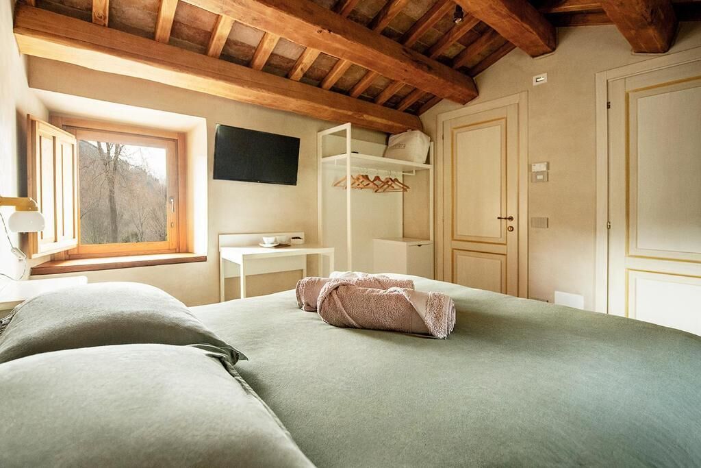 In-room safe, desk, free WiFi
