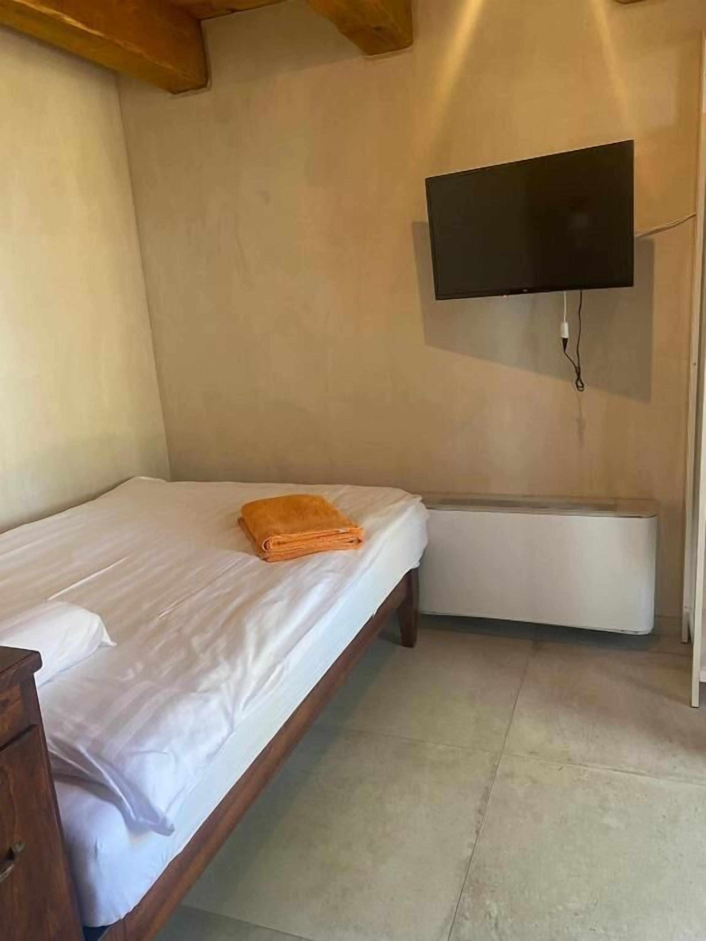In-room safe, desk, free WiFi