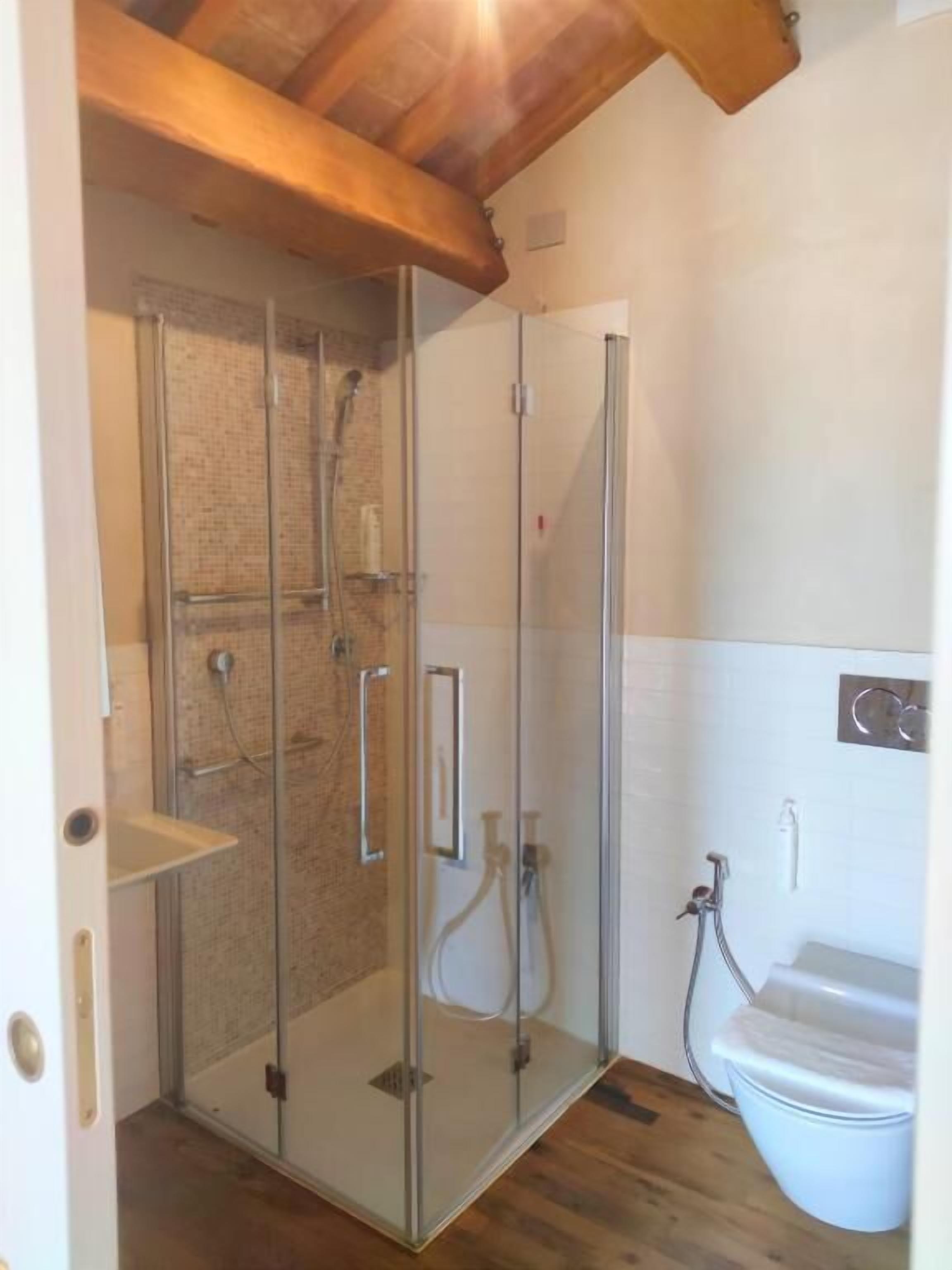 Comfort driepersoonskamer, terras, uitzicht op tuin | Badkamer | Een douche, gratis toiletartikelen, een haardroger, handdoeken