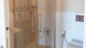 Comfort driepersoonskamer, terras, uitzicht op tuin | Badkamer | Een douche, gratis toiletartikelen, een haardroger, handdoeken