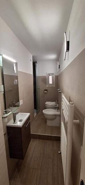 Habitación doble, balcón | Baño