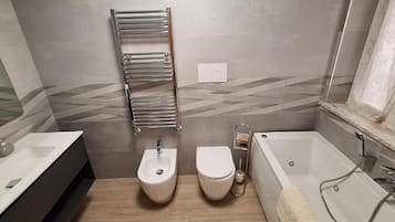 Deluxe Double Room | Bathroom