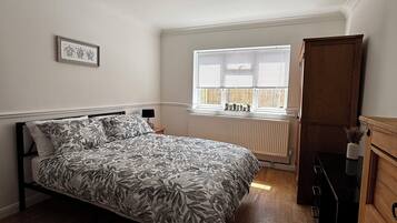 3 Schlafzimmer, Schreibtisch, Bügeleisen/Bügelbrett, WLAN