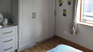 A bedroom with a wardrobe, a bed, a window with curtains, and wall decorations. - Irish Open 2026 - Sleeps 8 - 15 min From Doonbeg (Kilmihil)