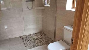 A bathroom with a shower, toilet, and a small window. - Irish Open 2026 - Sleeps 8 - 15 min From Doonbeg (Kilmihil)