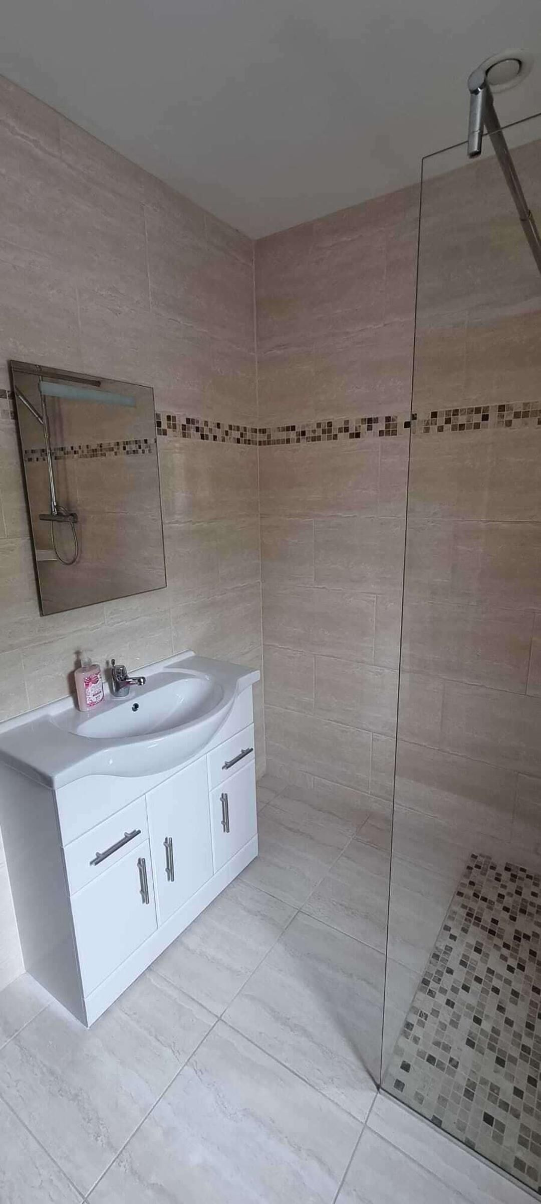 Bañera y ducha independientes, bañera profunda y secador de pelo