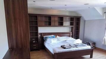 4 bilik tidur, seterika/papan seterika, Wi-fi percuma, cadar katil