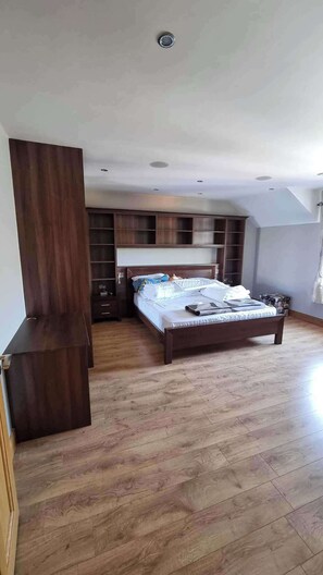 4 bilik tidur, seterika/papan seterika, Wi-fi percuma, cadar katil 