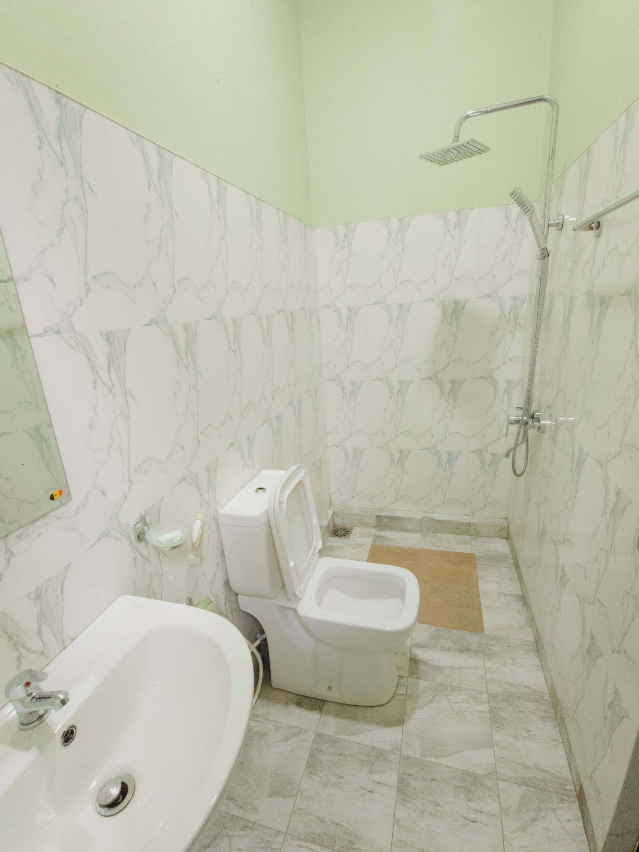 Kamar Keluarga | Kamar mandi | Shower, sabun,  dan tisu toilet