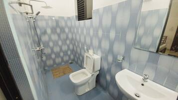 Luxe driepersoonskamer, balkon, uitzicht op tuin | Badkamer | Een douche, zeep, toiletpapier