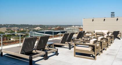 2BR Hotspot Downtown • Walk to Games & Work Remote
