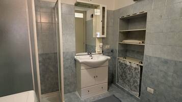 Dusche, Haartrockner, Bidet, Handtücher