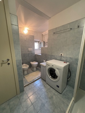 Doccia, asciugacapelli, bidet, asciugamani