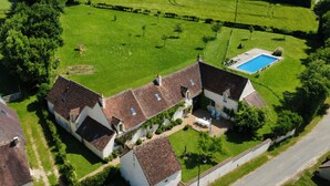 A large estate with multiple buildings, a swimming pool, and well-maintained lawns. - Large, cosy family home with swimming pool in the heart of the Perche region. (Perche en Nocé)