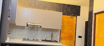 Comfortable,clean,friendly,safe private access perfect for looking to explore ..