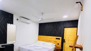 Un dormitorio con cama, escritorio, silla y una escalera de madera.