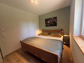 2 bedrooms, WiFi (free), bed sheets