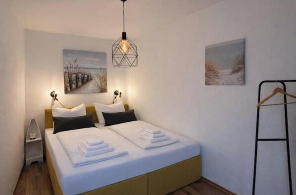 Room - View sailing school ship | central & modern | 4 pers (Bremerhaven)