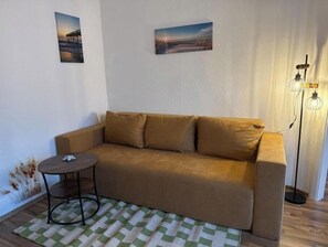 Living area - View sailing school ship | central & modern | 4 pers (Bremerhaven)
