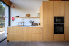 Private kitchen - Gorgeous 3-bedroom house in São Martinho do Porto near the beach (São Martinho do Porto)