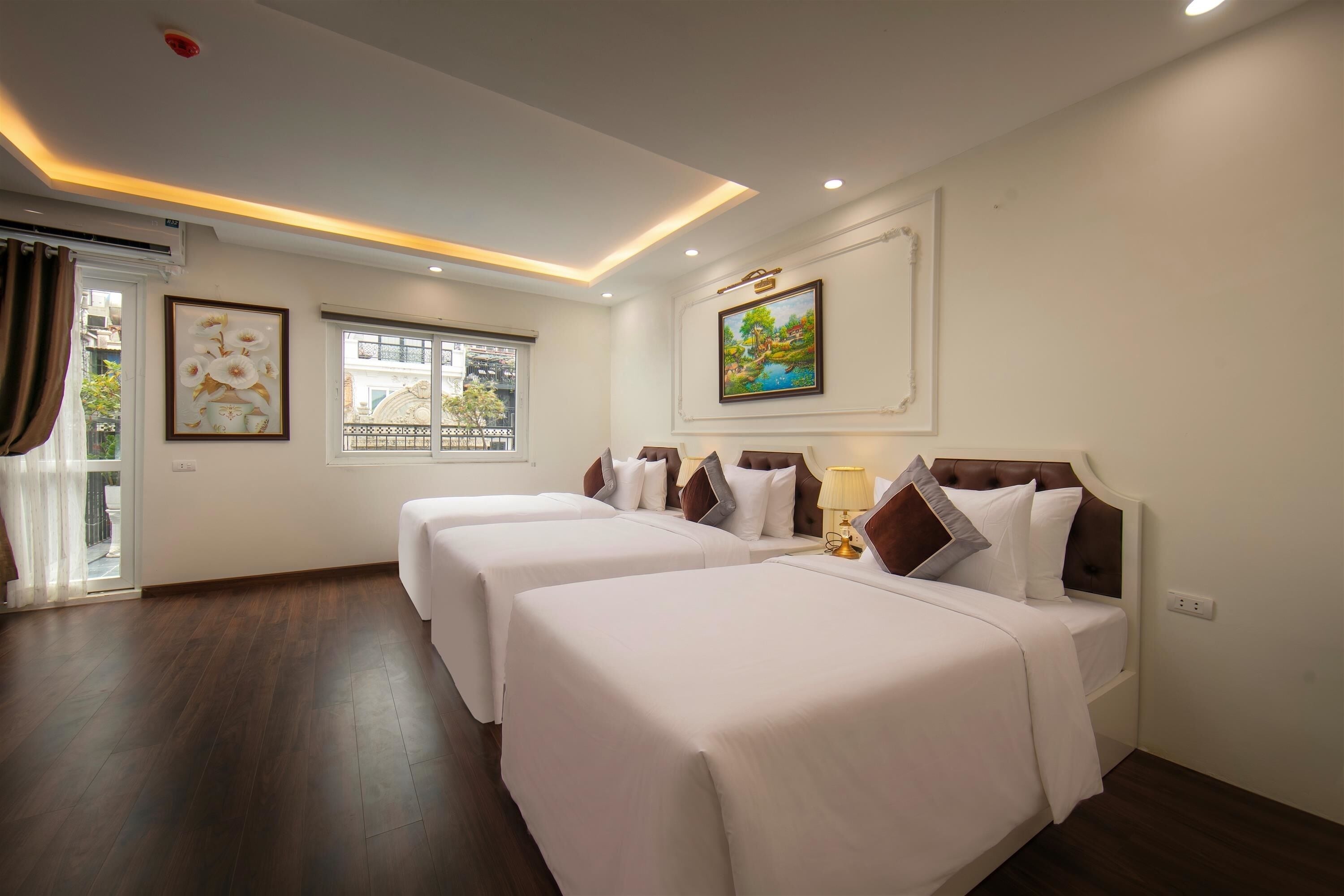 Executive Triple Room, Balcony, City View | Hypo-allergenic bedding, down duvets, minibar, in-room safe