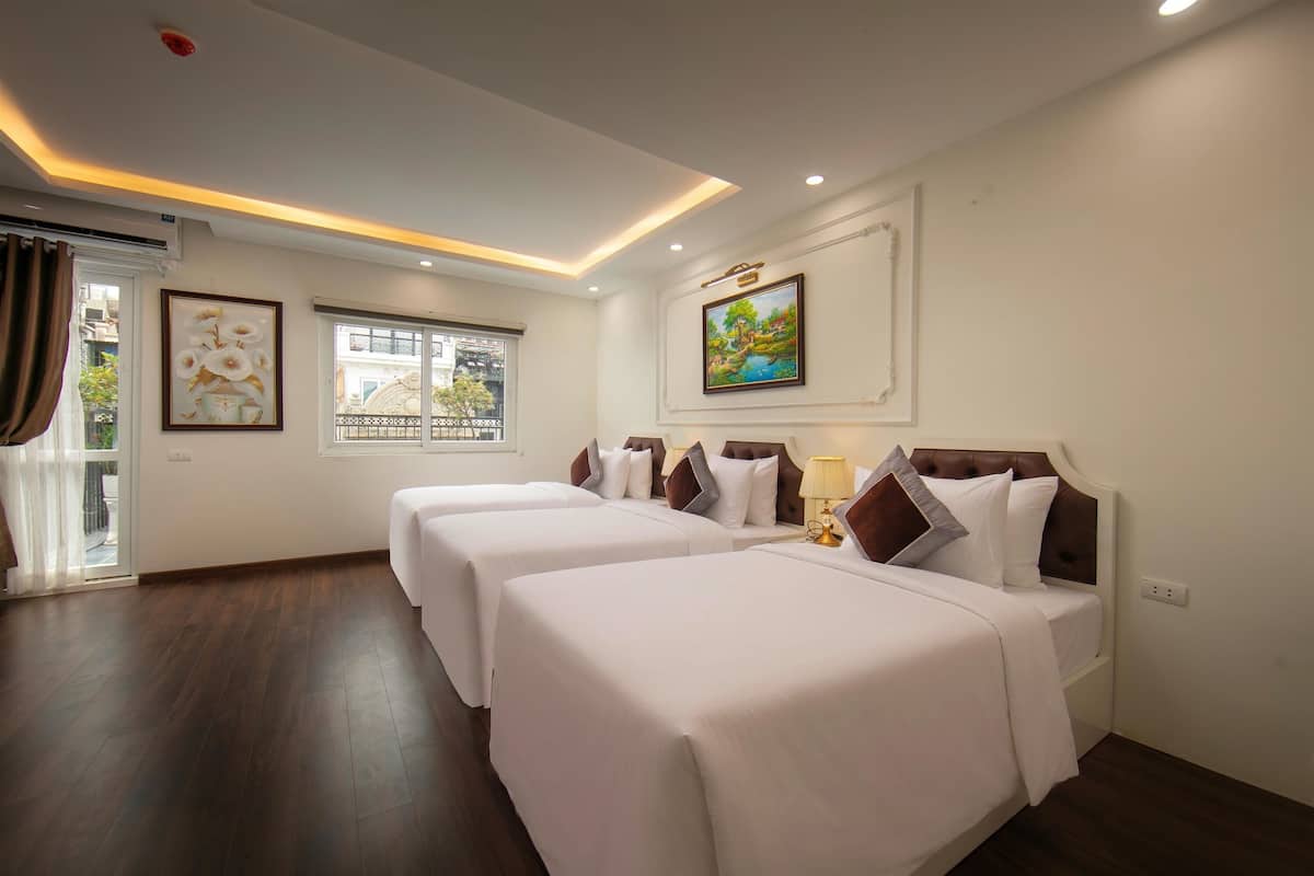 Tripla Executive, balcone, vista città | Biancheria da letto ipoallergenica, copriletto in piuma, minibar