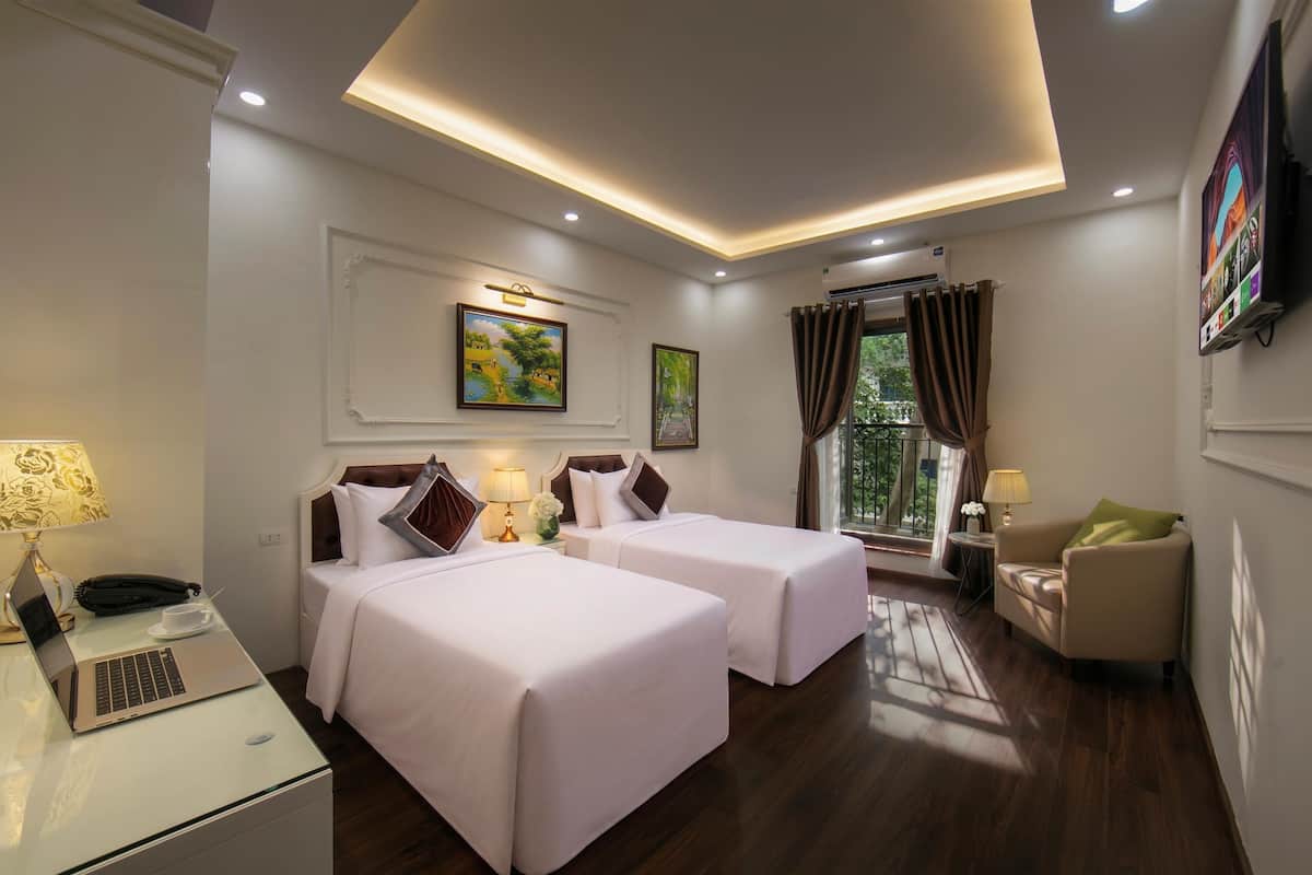 Phòng đôi Executive, nhiều giường, ban công, quang cảnh thành phố | Bộ đồ giường kháng dị ứng, chăn bông, minibar, két bảo mật tại phòng