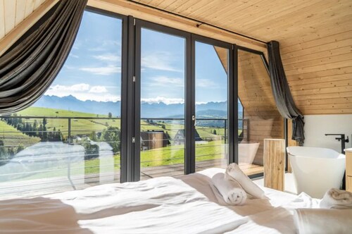 Home With a Bathtub Overlooking the Mountains