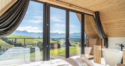 Home With a Bathtub Overlooking the Mountains