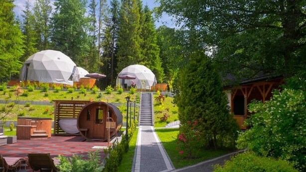 A resort with geodesic dome accommodations, a central walkway, and outdoor seating areas. - Glamp Mała Łąka Jacuzzi & Sauna Zakopane (Zakopane)