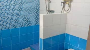 Studio, balcon | Salle de bain