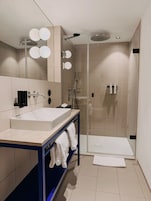 Comfort-Doppelzimmer, Stadtblick | Badezimmer | Dusche, kostenlose Toilettenartikel, Haartrockner, Handtücher
