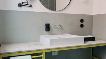 Deluxe-Studio | Badezimmer | Dusche, kostenlose Toilettenartikel, Haartrockner, Handtücher