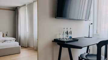 Värdeförvaringsskåp på rummet, skrivbord och arbetsyta för laptop
