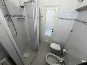 Douche, sèche-cheveux, bidet, serviettes fournies