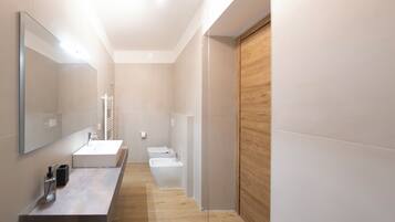 Douche, sèche-cheveux, bidet, serviettes fournies