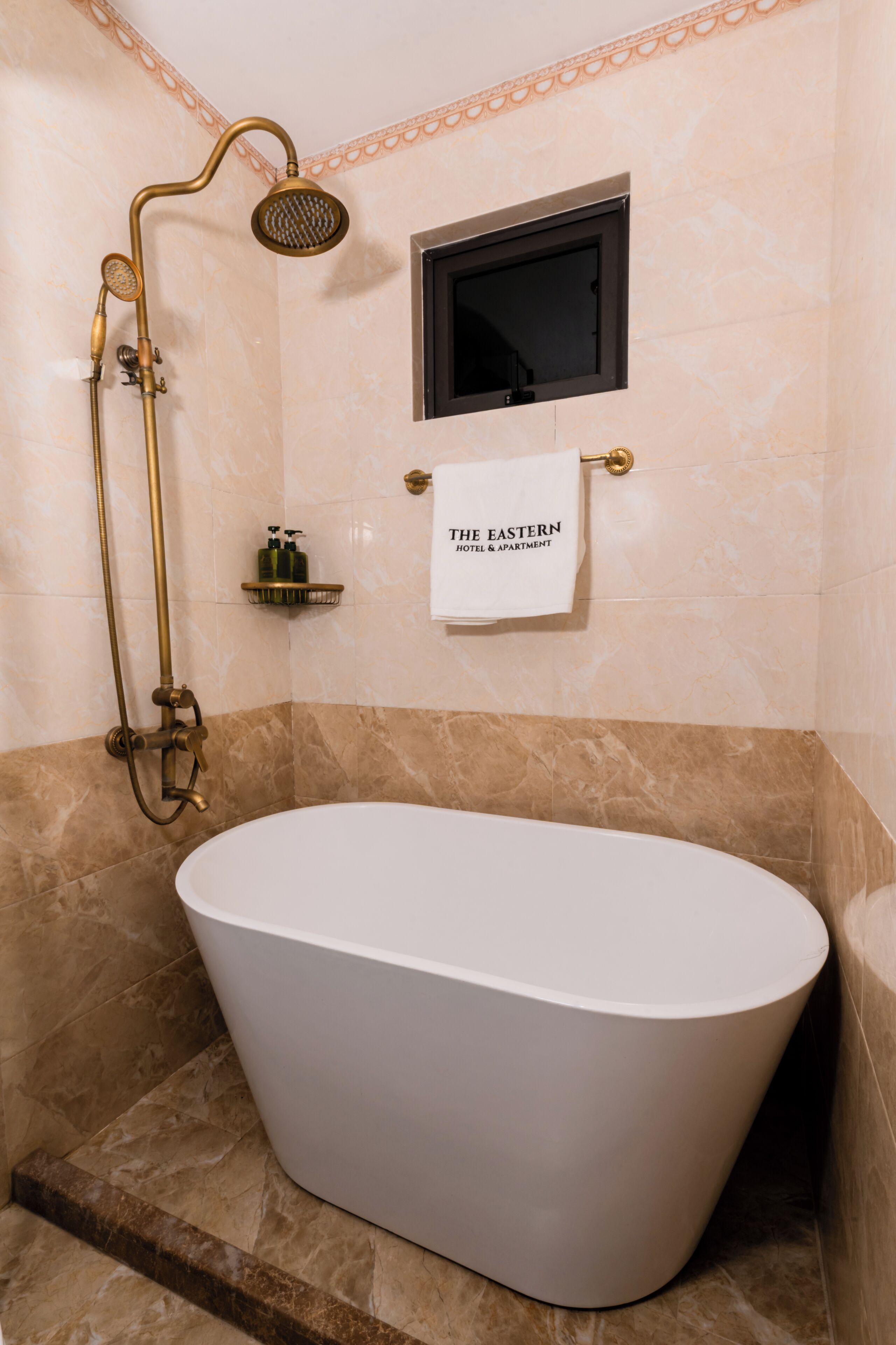 Familie suite | Badkamer | Een douche, een haardroger, handdoeken, zeep