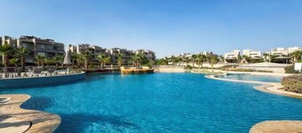 Spacious Signature Villa Stunning View in AinBay