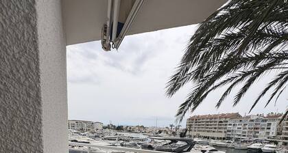 Apartment with canal view Empuriabrava