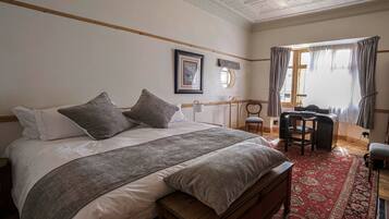 Quarto casal luxo, vista para o jardim | Roupas de cama premium, individualmente decorados
