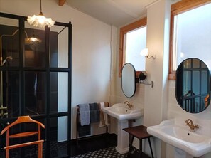 Amenidades de baño gratuitas, secadora de cabello, toallas, jabón 
