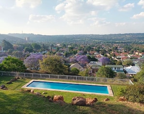 Una zona residencial con piscina, casas y árboles.