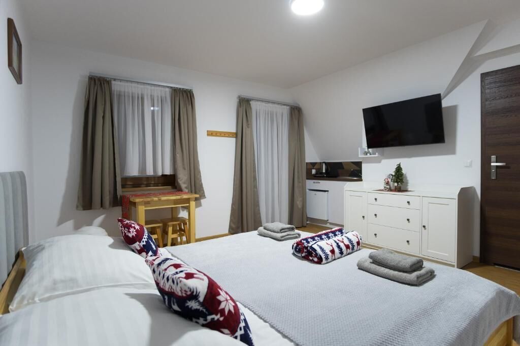 Quarto casal luxo, sacada, vista para a montanha | Ferros/tábuas de passar roupa, Wi-Fi de cortesia