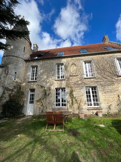 Couvent 17e, proche Paris,
piscine, 6 chambres