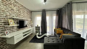 Apartment, 3 Bedrooms | Living room | Books