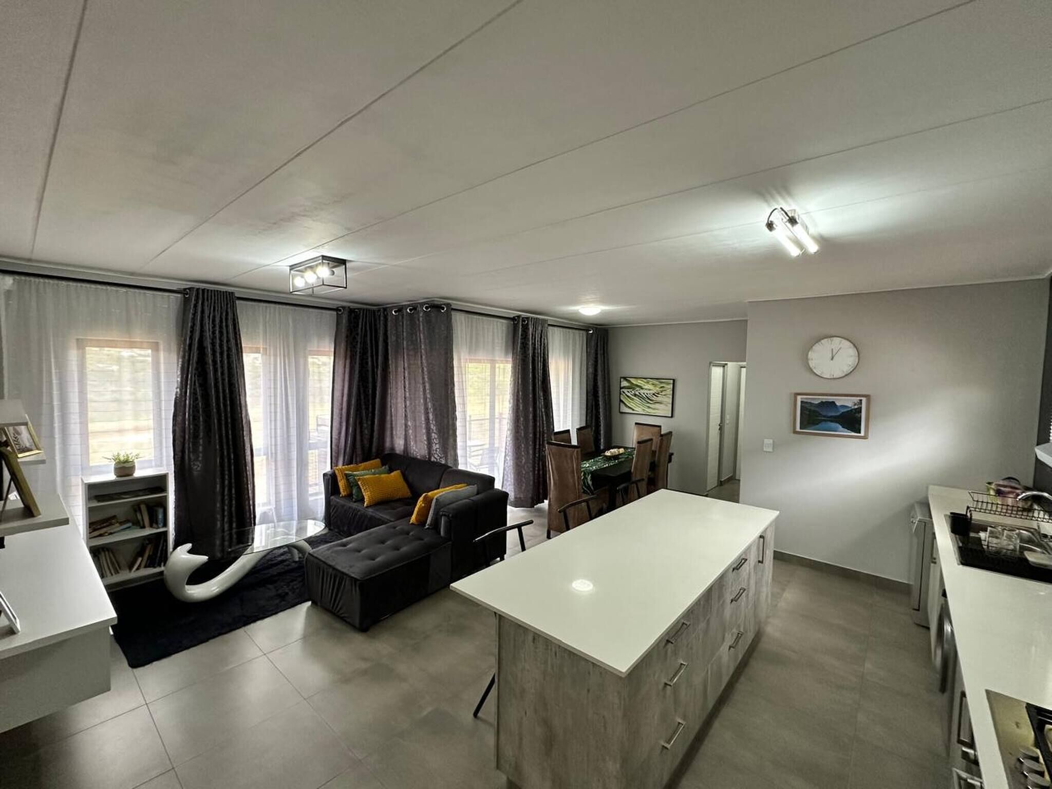 Apartment, 3 Bedrooms | Living room | Books