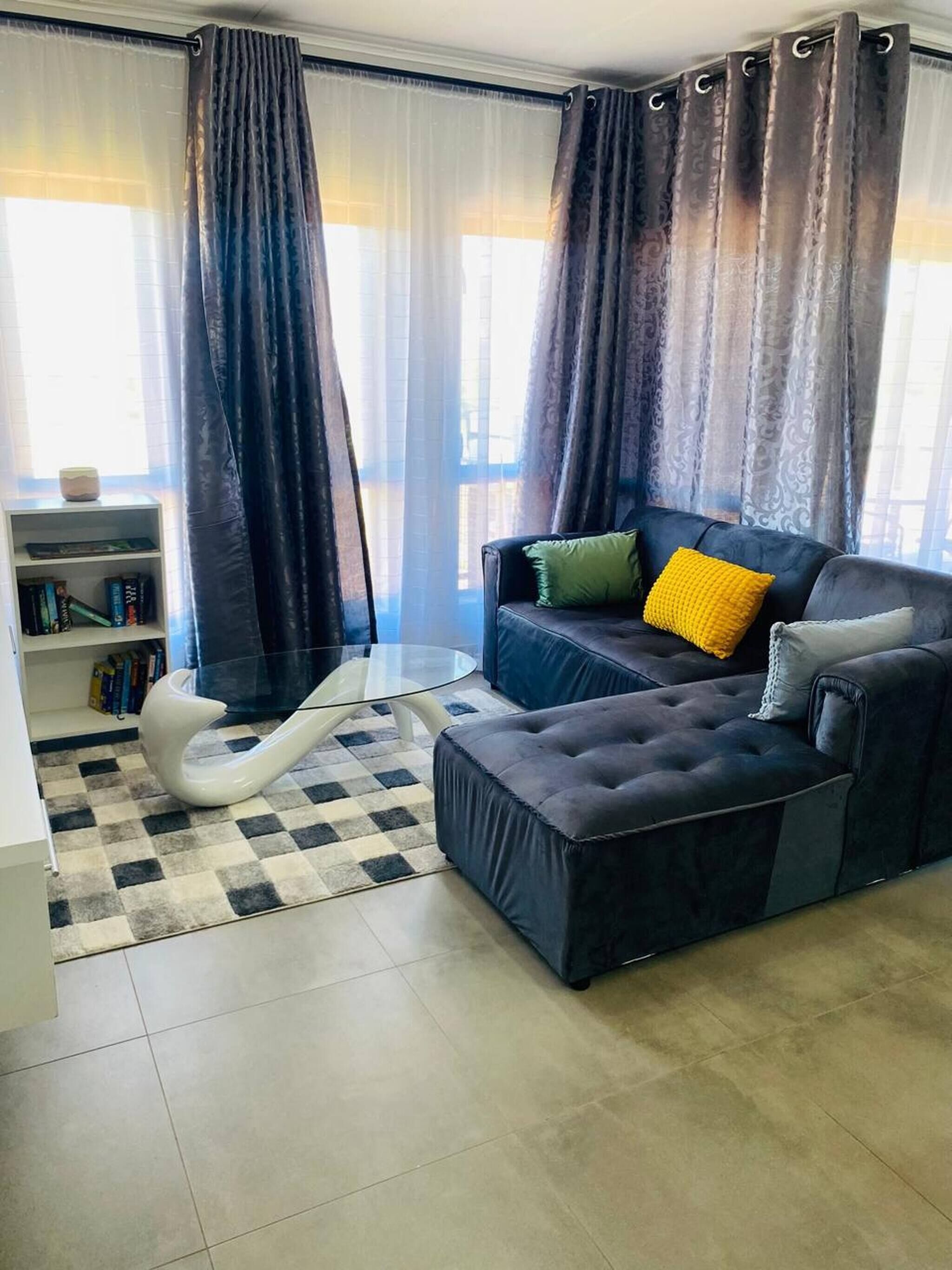 Appartement, 3 chambres | Coin séjour | Livres